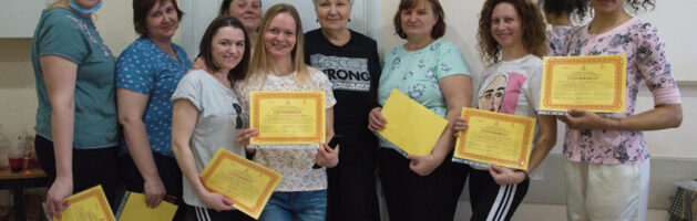 В коворкинг центре в рамках проекта «Семейный круг» завершились курсы по массажу для матерей с детьми.